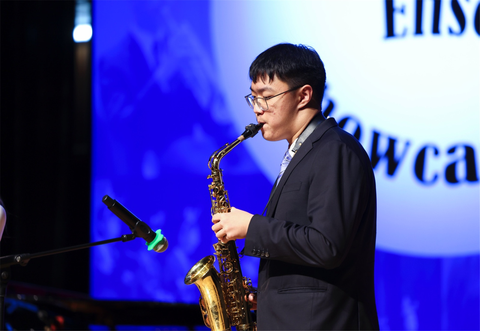 Eddy在中学部合奏表演中演奏萨克斯管