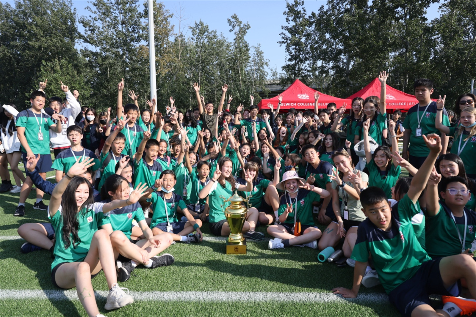 Eddy作为伍德豪斯学院的一员一起庆祝运动会的胜利