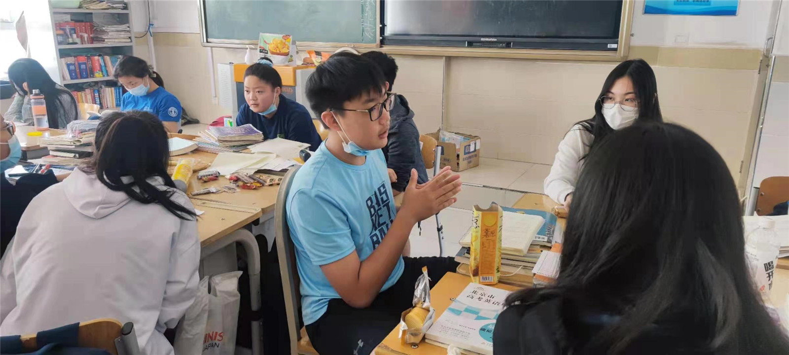 Eddy作为志愿者老师为农民工子弟学生教英语