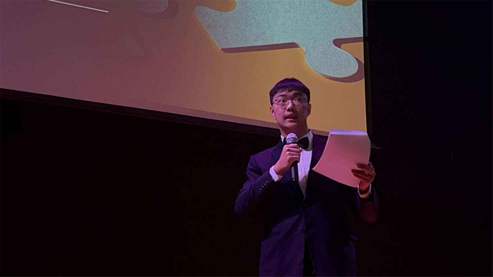 Eddy作为受邀学生演讲者参加年度 ACAMIS 技术会议，面向国际学校教师进行演讲。