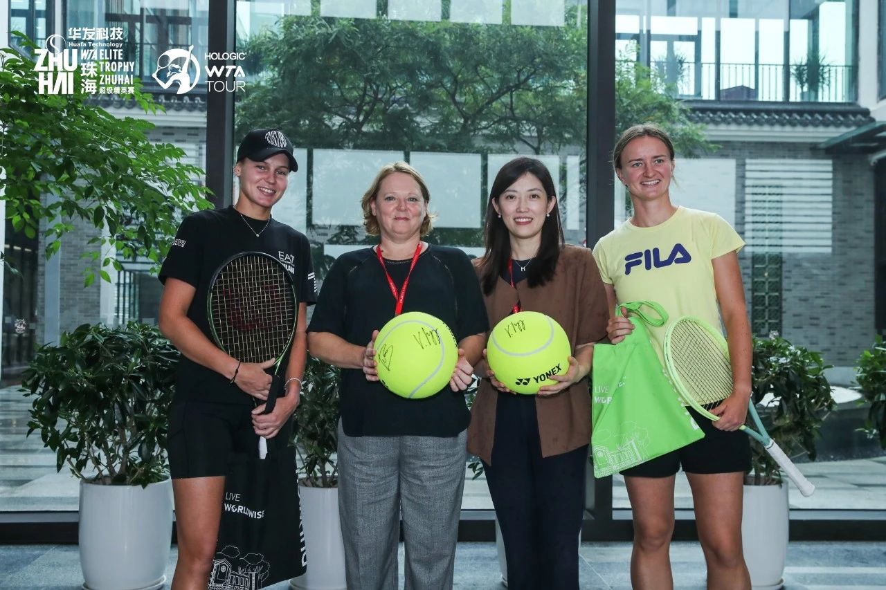 库德梅托娃、克赖奇托娃与珠海德威校长Clare Hooper女士、副校长Sophie Zhu女士合影