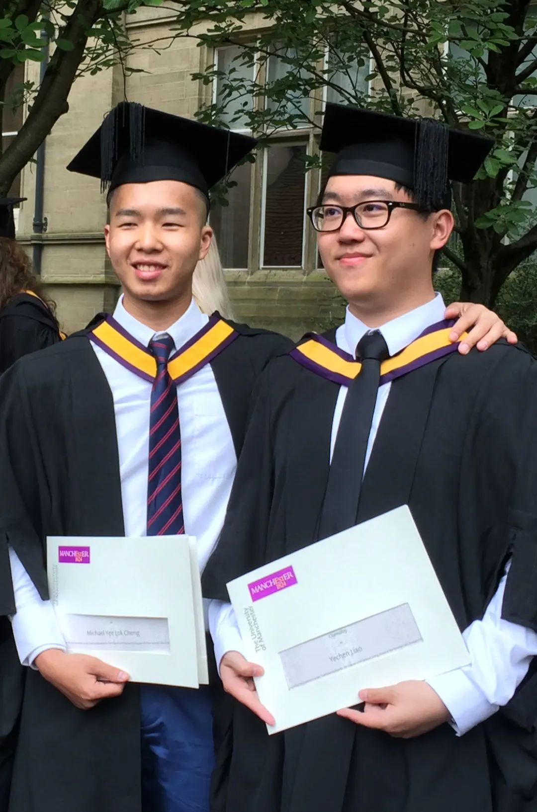 在英国曼彻斯特大学求学的廖烨晨（右）