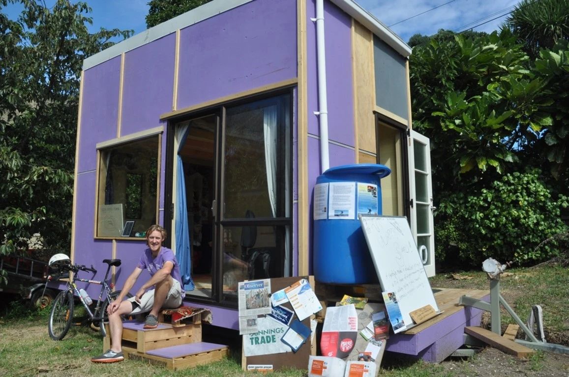 d'Arcy展示自己的太阳能小屋
