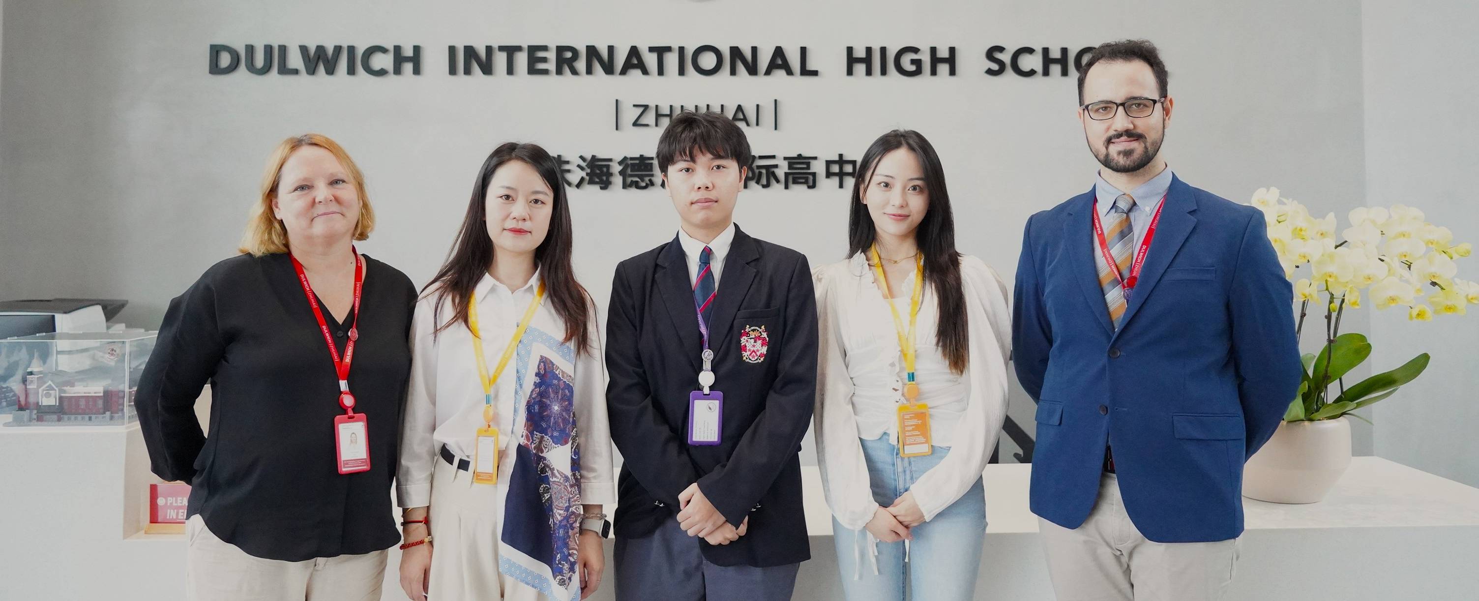 从左至右：珠海德威校长Mrs Hooper，通威太阳能戴女士，珠海德威学生David W (Y10)，通威太阳能蔡女士，珠海德威物理学科主管Figueira博士