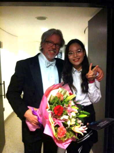 ISCMS德威国际音乐节，Betty在演出后与乐团指挥合照