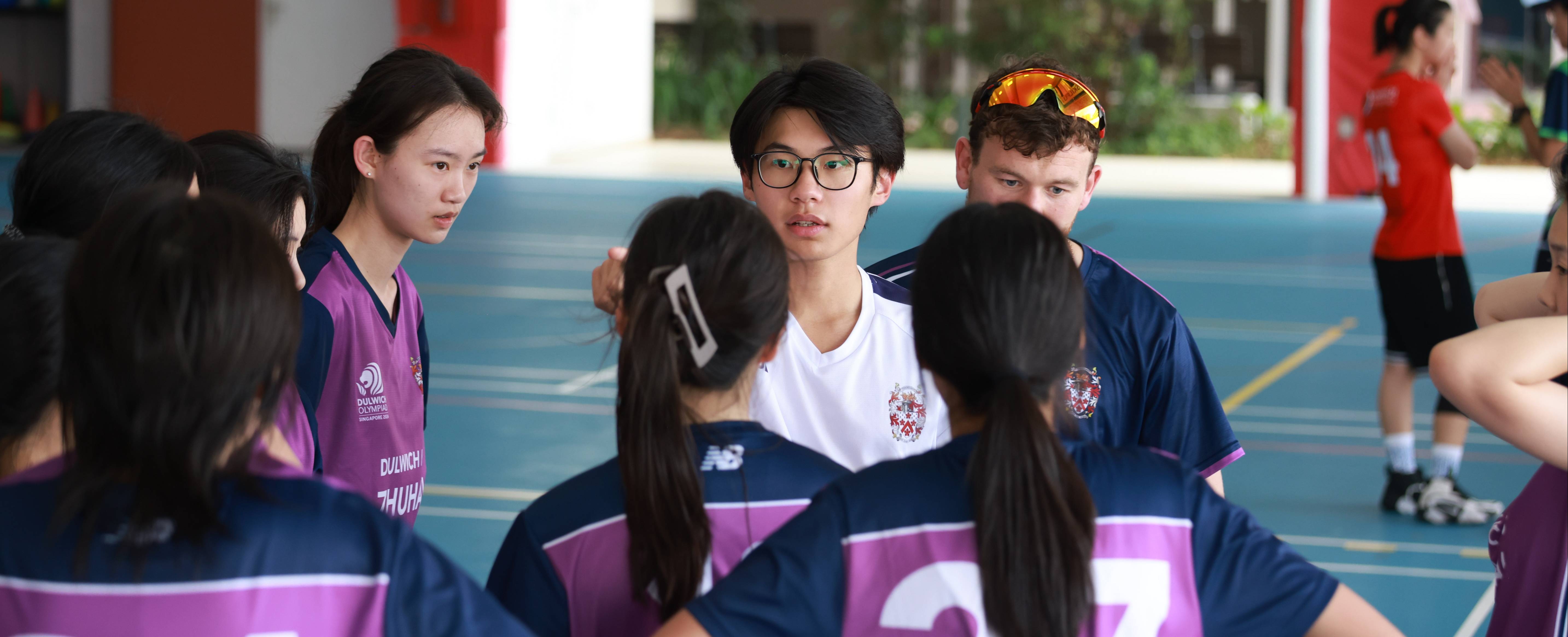 在德威奥林匹亚赛场上, Brandon与校女子篮球队队员商量比赛策略