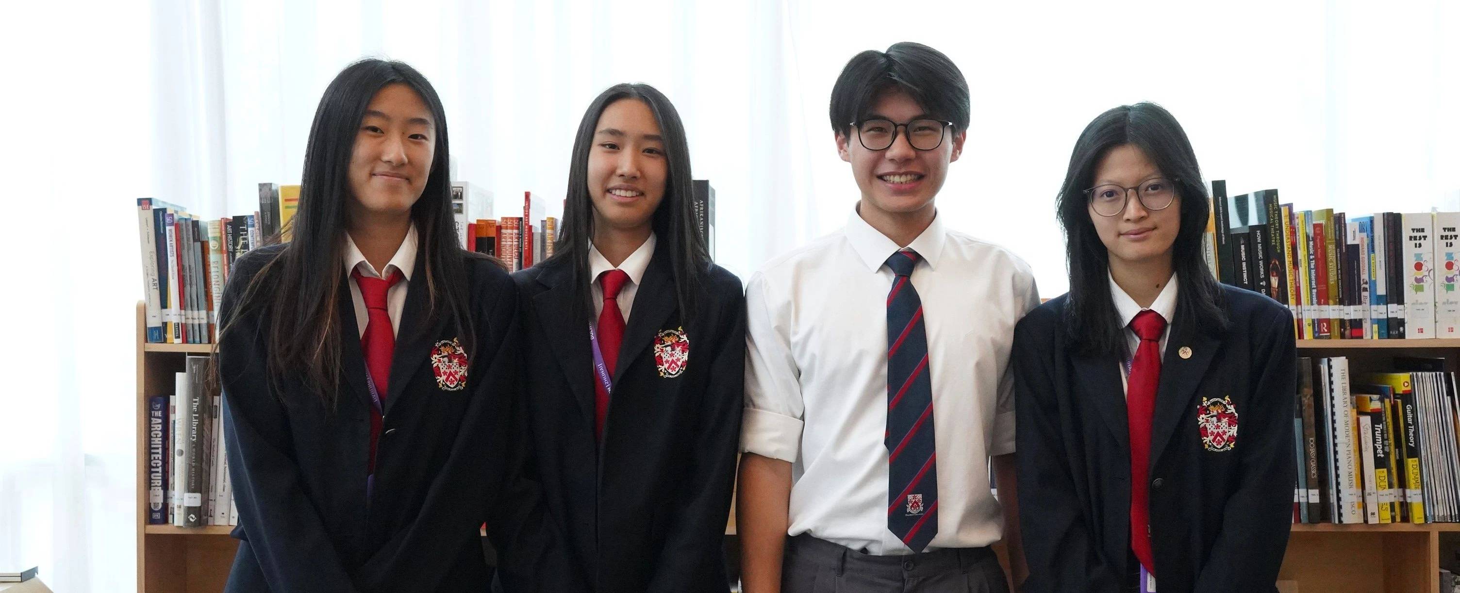 Brandon与Joanne (左一)、Marian (左二)、 Emily (右一)组成今年的学校年鉴编辑小组