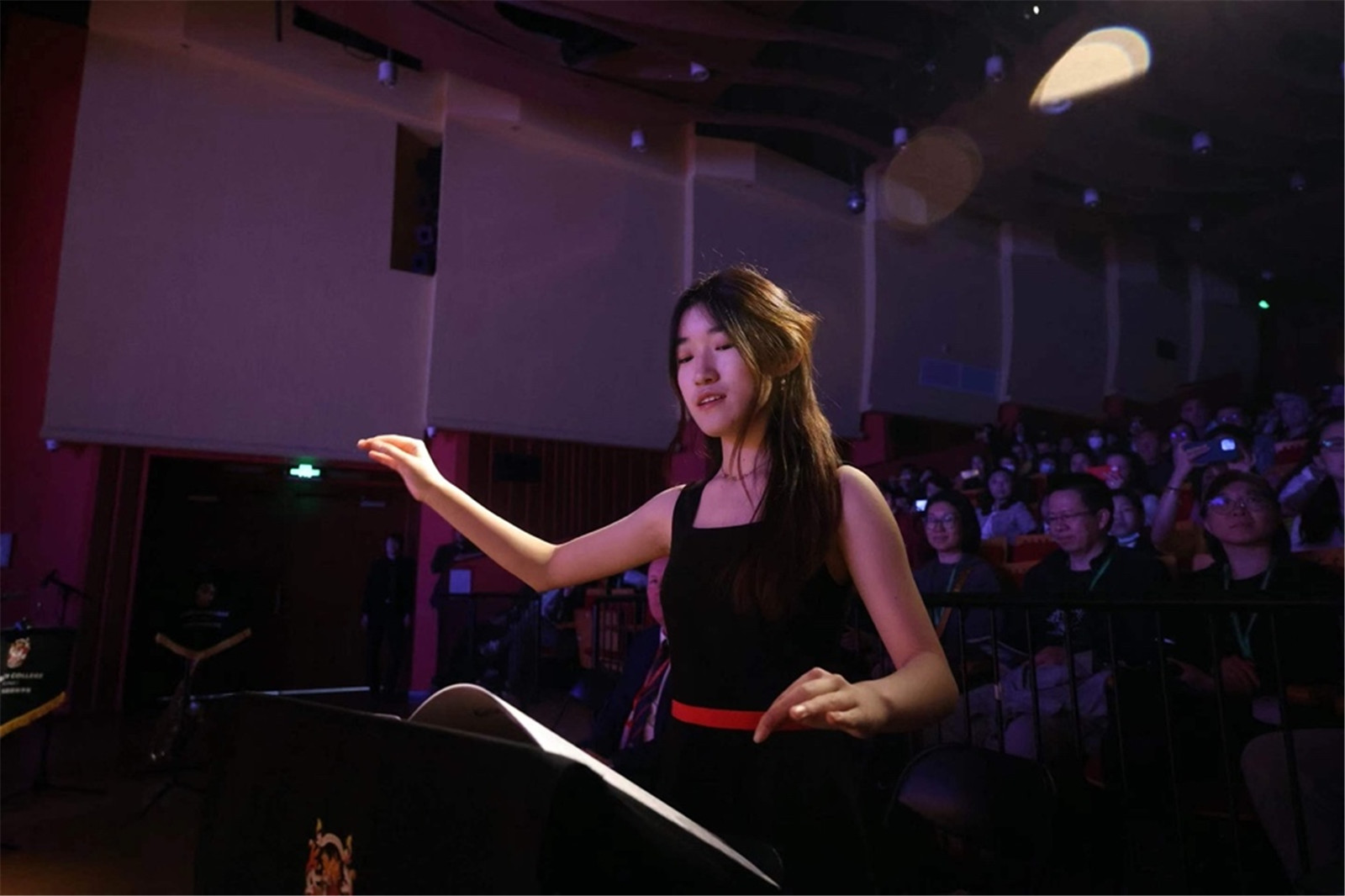 Ellie conducting a piece during the Spring Music Showcase 2023