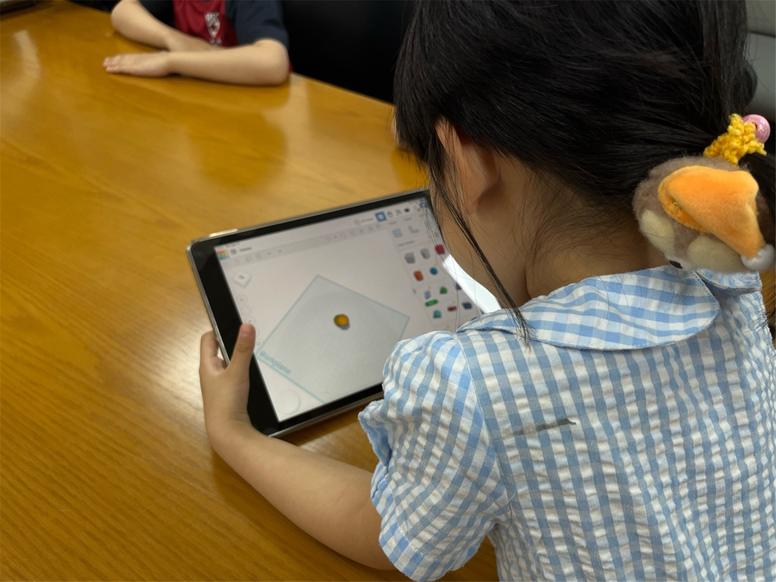 幼儿园学生使用平板电脑学习
