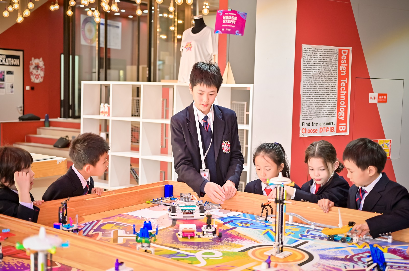 中学部和小学部学生在STEM活动中互动