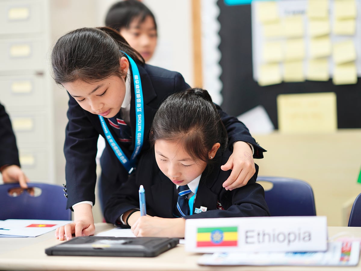 学生互相支持