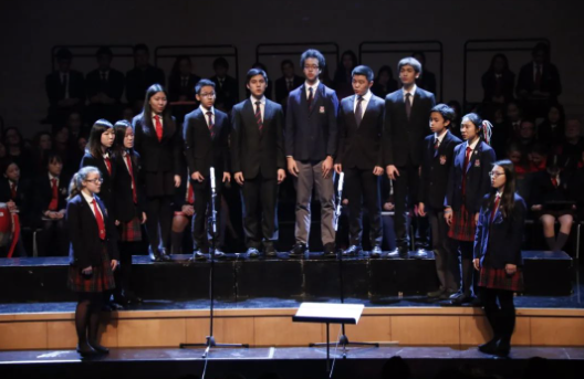 Mao performs with Singchronised