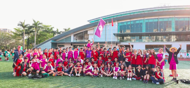 Kim所在的艾伦学院（Alleyn House）在校运会上的大合照