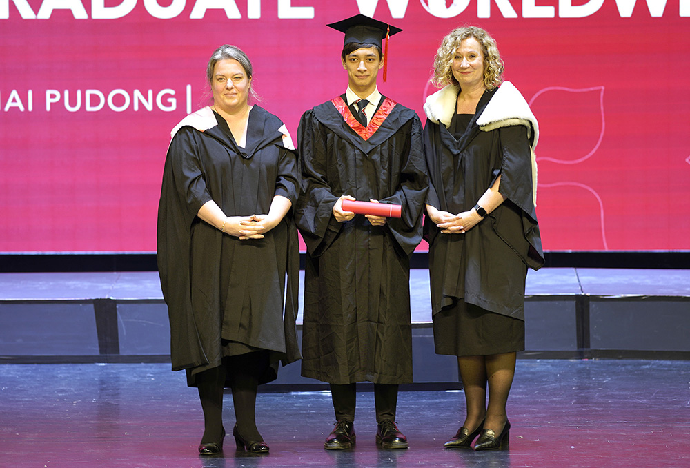 校长, Caroline Taylor 女士 (右一) 和中学校长, Alison Derbyshire 女士 (左一) 以及毕业生, Yoran B (中间) 在毕业典礼上的合影