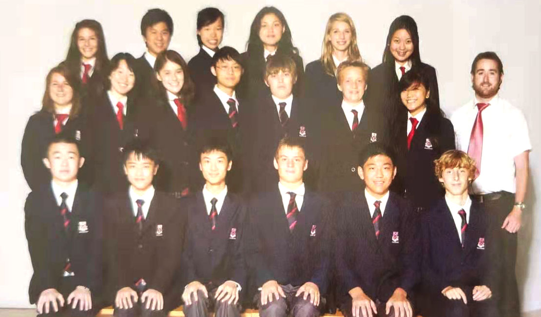 Susie在上海浦东德威11年级时的班级集体照 (第三排，左数第六位)