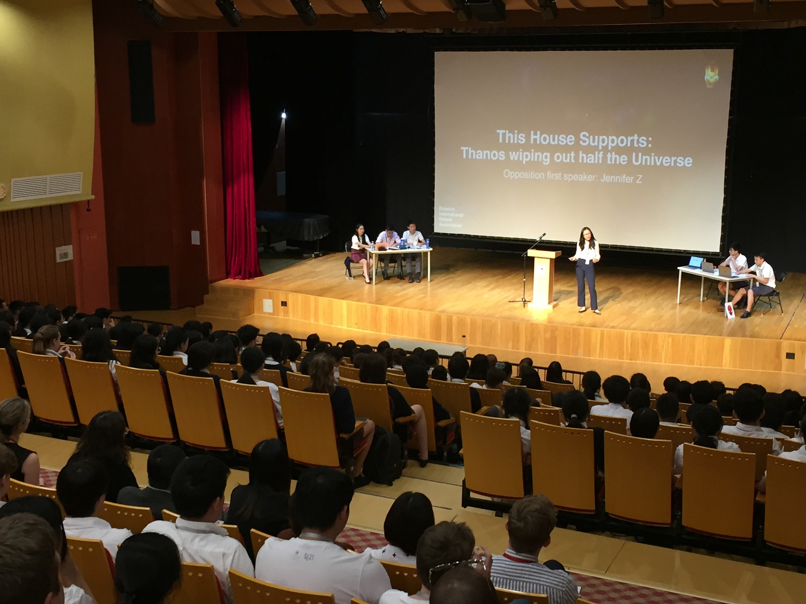 Alumni Jennifer在北京德威参加辩论赛