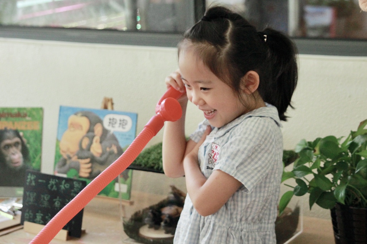 "喂！妈妈！在学校真的好开心噢！"