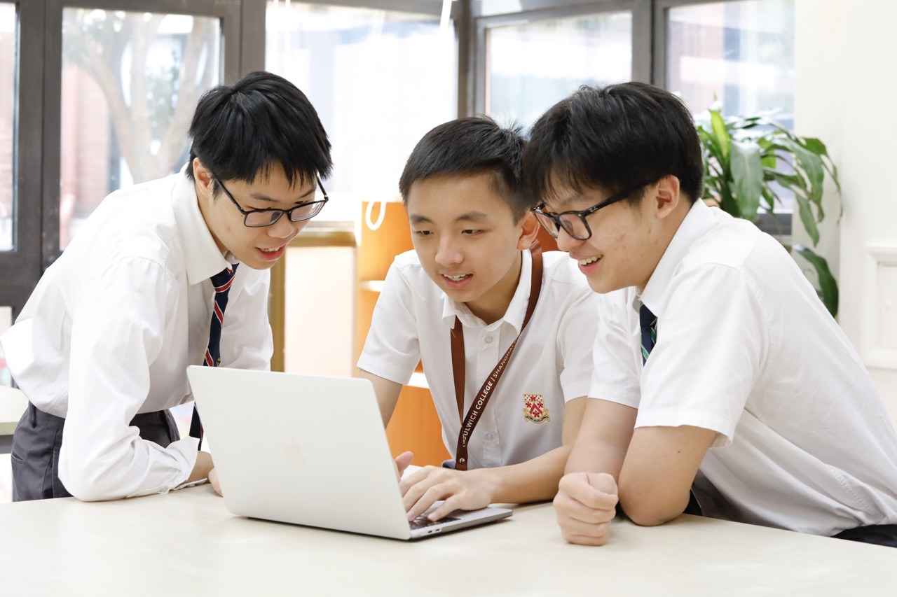 中学部的学生们正在认真学习