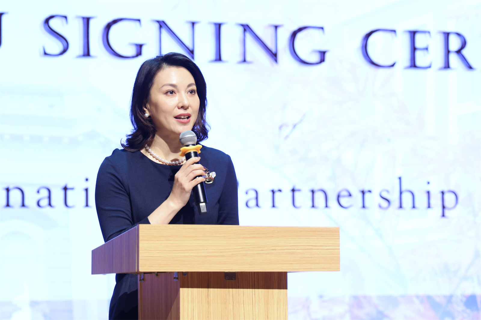 梦桐在北京德威与圣母大学签约仪式