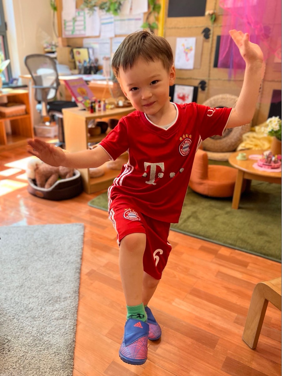 Liam – 我喜欢踢足球。我最喜欢的足球运动员是Kimmich。他在德国国家队踢球。