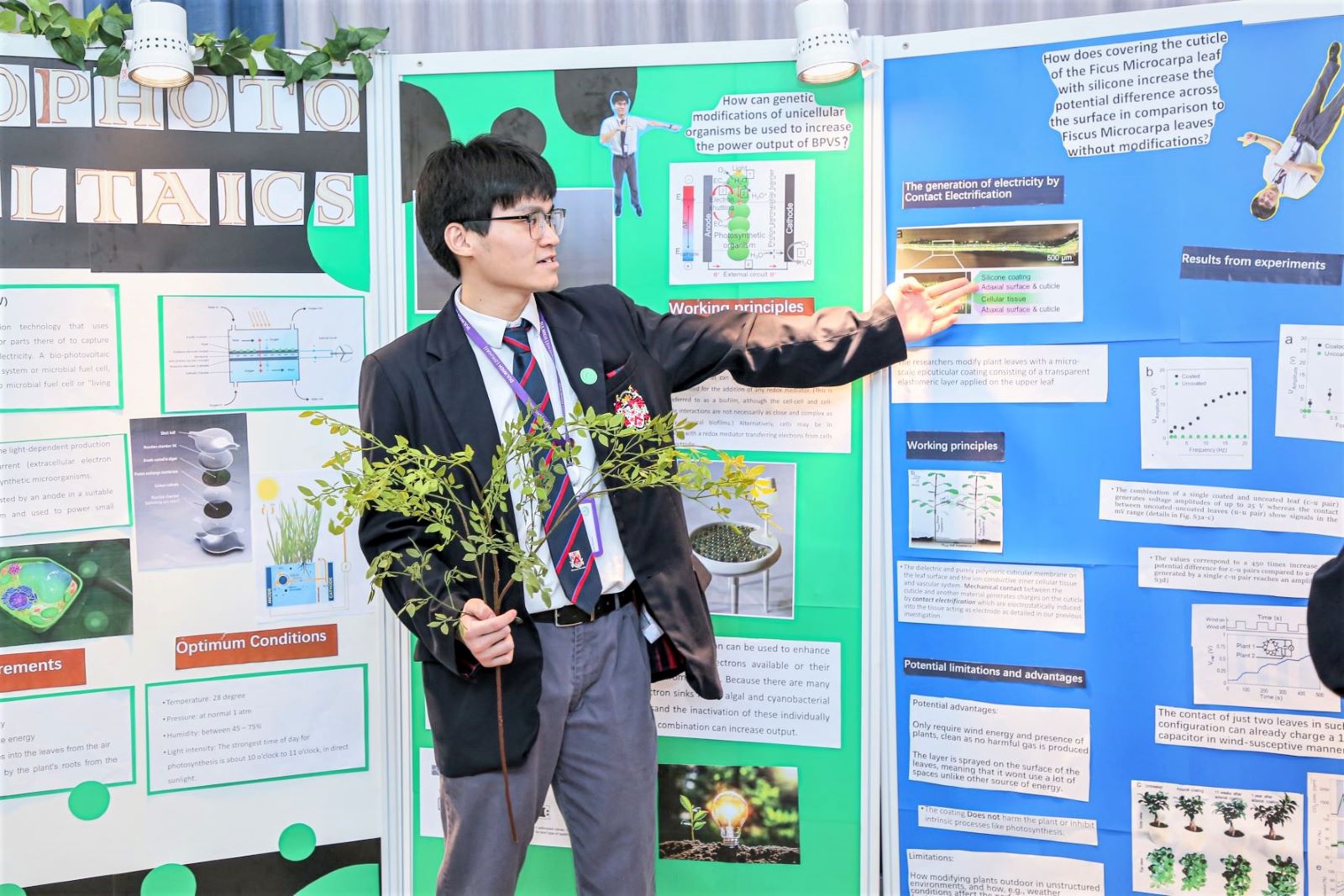 Roman在2022年珠海德威科学展上展示小组研究成果