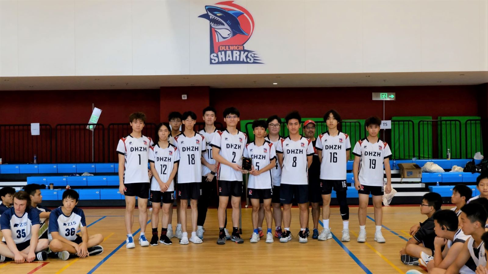 珠海德威男子排球队在珠江协会(PRC)的国际化学校排球联赛中获得第三名