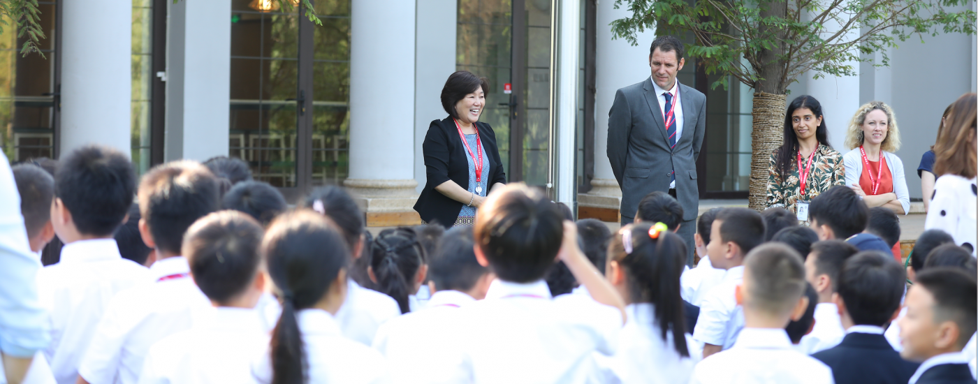 德闳学校的校长欢迎新生
