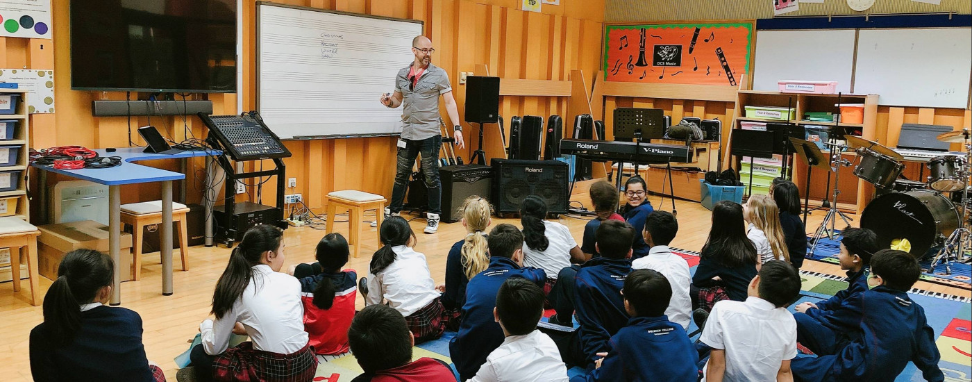 世界著名音乐制作人、作曲家Roo Pigott为各所德威国际学校的学生举办了多场歌曲创作、混音和音乐制作工作坊