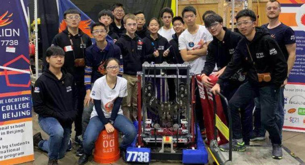 “开拓精神奖学金”获奖团队 在美国获机器人新秀奖-小