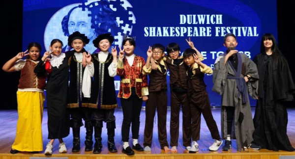 苏州德威学生在戏剧节舞台上
