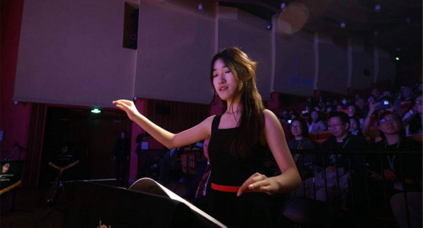 Ellie conducting a piece during the Spring Music Showcase 2023