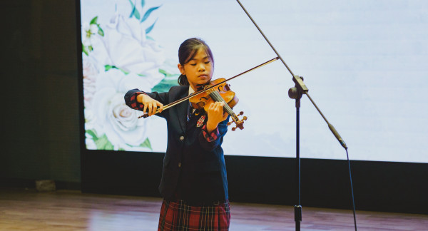 Jasmine was performancing violin on the stage