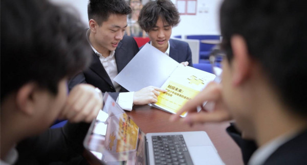 北京德威学生通过触光者项目帮助视障青少年获取金融知识