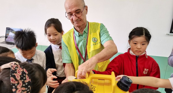 John正在教学生使用净水器