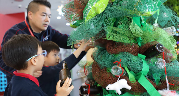 Jacob Dong and DUCKS children making a sustainable Christmas tree