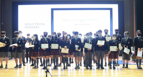 students on the stage to show their Olympiad results