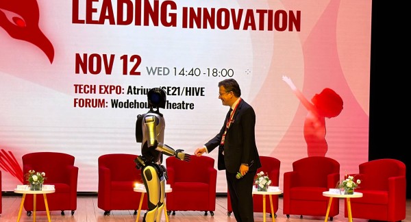 校长裴容杉与机器人互动