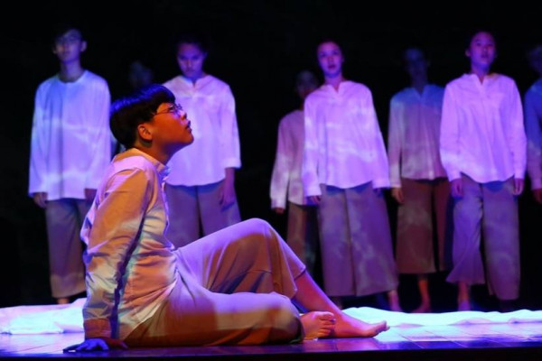 Dulwich drama student looking up while acting on stage