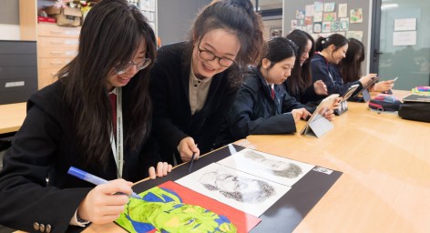 眼神中充满求知欲的学生