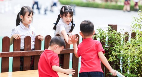 小学生和幼儿园的学生击掌欢庆